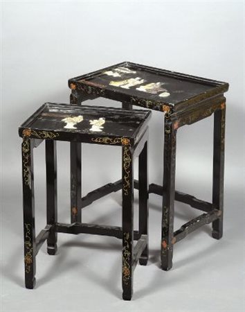 Coppia di tavolini in lacca, con rilievi sul piano in pietre dure...