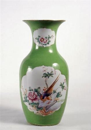 Vaso in porcellana, in stile famille rose, con decorazioni a medaglione su...