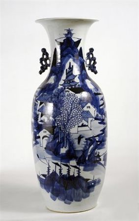 Vaso da terra in porcellana bianca e blu, con prese laterali traforate, con...