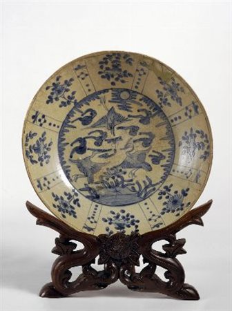 Piatto in porcellana con decorazioni bianche e blu raffiguranti aironi e...