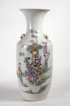 Vaso in porcellana in stile famille rose,con maniglie laterali, decorato con...