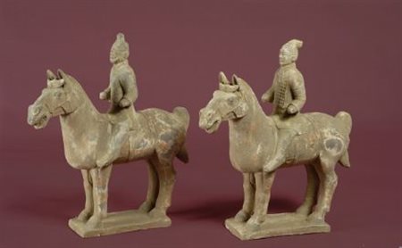 Coppia di guerrieri a cavallo Sculture in terracotta, con tracce di...