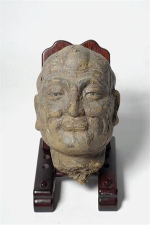 Testa di Loan in terracotta con tracce di policromia, occhi in pasta vitrea,...