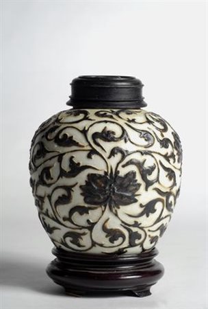 Raro vasetto con decorazione in rilievo di quattro fiori di loto, due in alto...