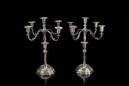 Coppia di candelabri in argento a cinque fiamme con piede circolare...