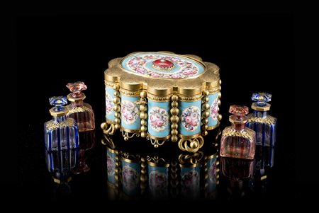 Manifattura francese sec. XIX. Cofanetto portaprofumi in porcellana a fondo...