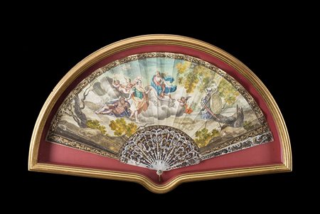 Ventaglio con stecche in madreperla traforate, dorate e argentate a fiori e...