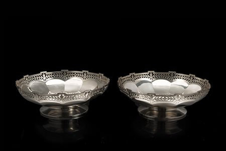 Coppia di alzate in argento di forma circolare con bordo traforato a motivi...