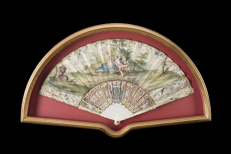 Ventaglio con stecche in avorio e madreperla incise e traforate, decorate in...