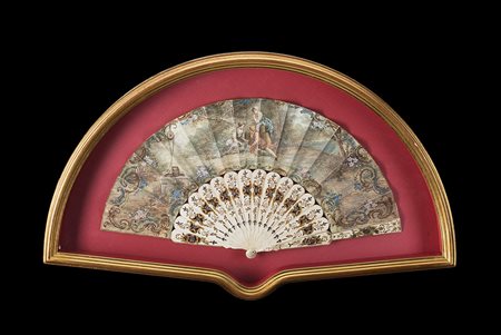 Ventaglio con stecche in avorio inciso e traforato a fiori e volute, pagine...