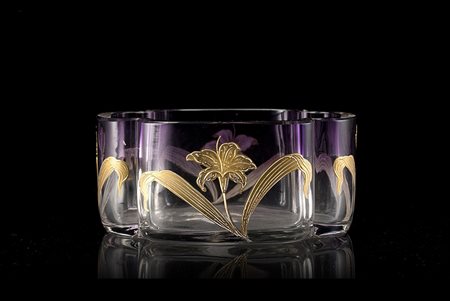 Manifattura inizio sec. XX. Ciotola polilobata in vetro incolore e violaceo...