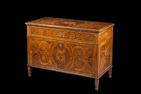 ComÚ lastronato ed intarsiato in bois de rose e bois de violette, decorato...