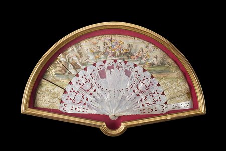 Ventaglio con stecche in madreperla incise e traforate a fiori e scena...