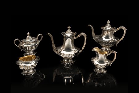 Servizio in argento composto da una caffettiera, una teiera, una zuccheriera...