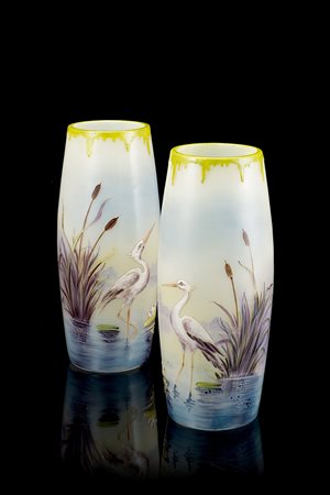 Coppia di vasi portafiori in vetro decorati in policromia a cicogne in uno...