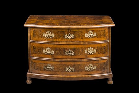 ComÚ di forma mossa a tre cassetti, con piano, fronte e fianchi lastronati in...