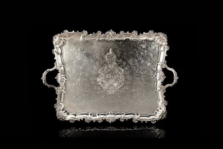 Vassoio in argento di forma rettangolare a bordo mistilineo con fondo...