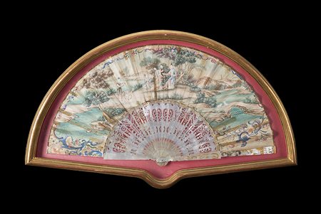 Arte orientale. Ventaglio con stecche in madreperla incisa, dorata e...