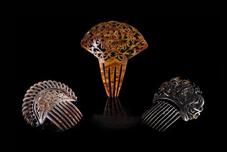 Lotto di tre pettini a tiara in tartaruga incisi e traforati a volute e...