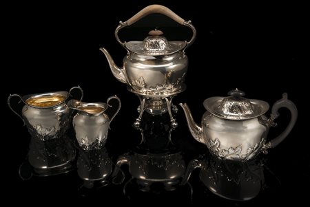 Servizio in argento composto da teiera, zuccheriera e lattiera, Londra 1892 e...