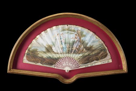 Ventaglio con stecche in avorio traforato e finemente inciso a fiori e figure...