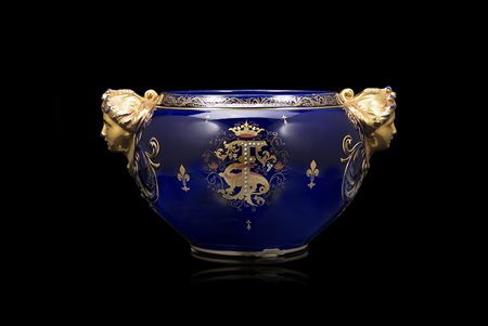 Manifattura francese sec. XX. Vaso in porcellana a fondo blu decorato a...