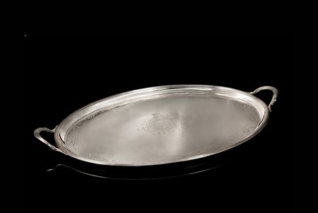 Vassoio in argento di forma ovale con fondo centrato da stemma inciso e...