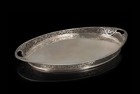 Vassoio in argento di forma ovale con fondo liscio e ringhiera svasata e...