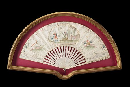 Ventaglio con stecche in avorio sagomato. Pagine in carta dipinta entro...