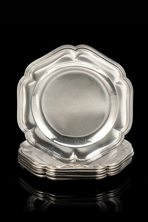 Sei piatti in argento di forma circolare con bordura sagomata e modanata....