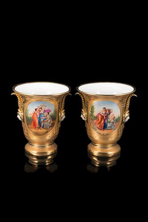 Manifattura francese sec. XIX. Coppia di vasi in porcellana a fondo oro...