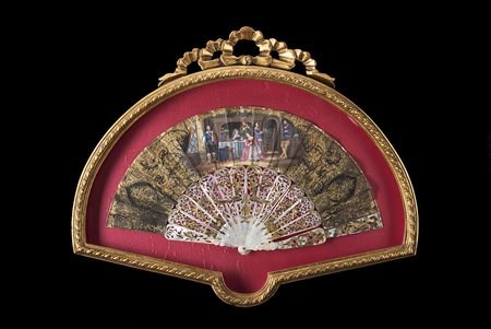 Ventaglio con stecche in madreperla incisa e traforata a chinoiserie...