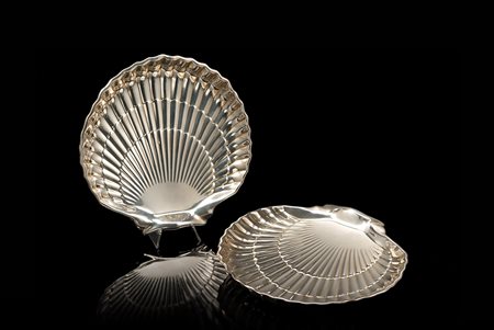 Coppia di centrotavola in argento a forma di conchiglia. Canada. Argentiere...