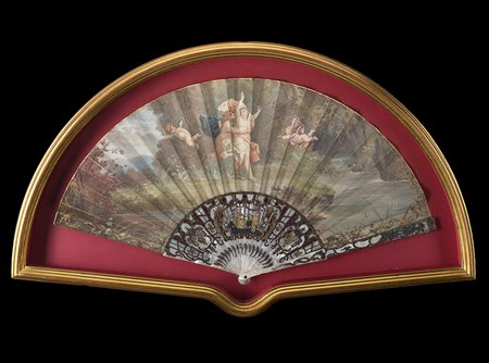 Ventaglio con stecche in madreperla traforate e decorate con fregi dorati a...