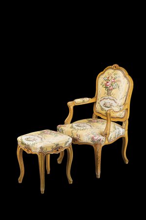 Poltrona e sgabello in legno intagliato, laccato e dorato. Cimasa dipinta a...