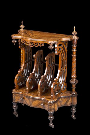 EtagËre in noce con piano di forma mossa sostenuto da due colonne a tutto...