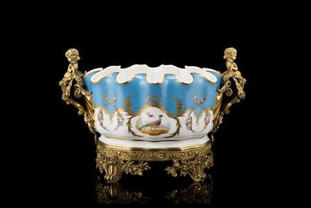 Manifattura di SËvres sec. XIX. Centrotavola in porcellana con bordo...