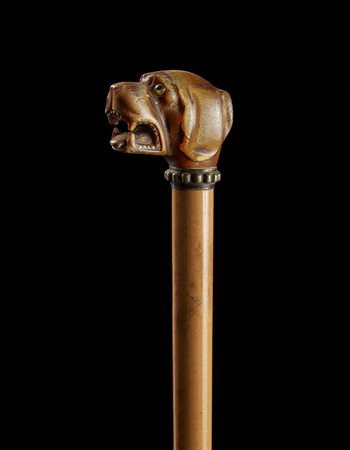 Bastone con canna in malacca e impugnatura in corno scolpito a testa di cane...