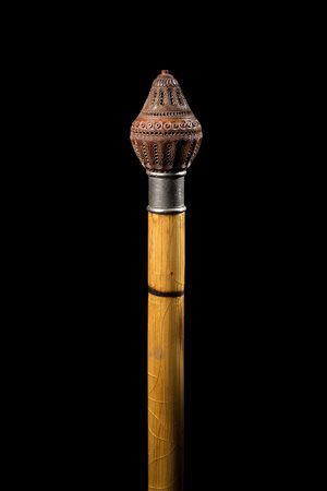 Bastone con canna in bamboo e impugnatura porta essenze ricavata da un seme...