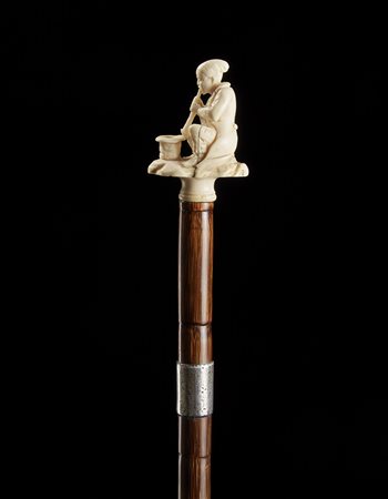 Bastone con canna in bamboo sormontata da presa in avorio scolpito a...