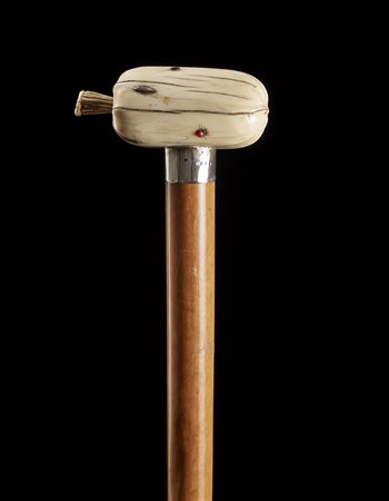 Bastone con presa Shibayama intagliata a frutto e decorata a insetti. Firma...