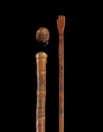 Bastone in bamboo inciso e intagliato a fiori e foglie. Pomolo celante...