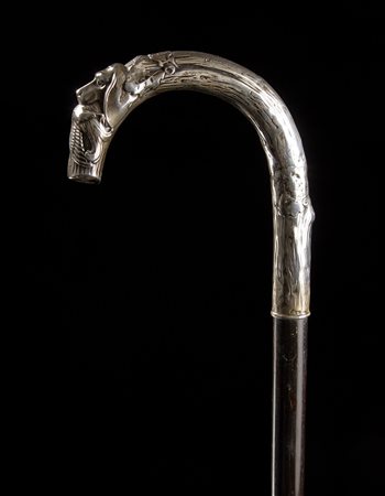 Bastone con canna in legno ebanizzato e impugnatura in argento decorata a...