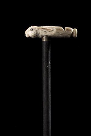 Bastone con canna in legno ebanizzato. Presa con fischietto in avorio...