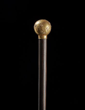 Bastone con canna in ebano e pomolo in oro decorato a fiori, foglie e...