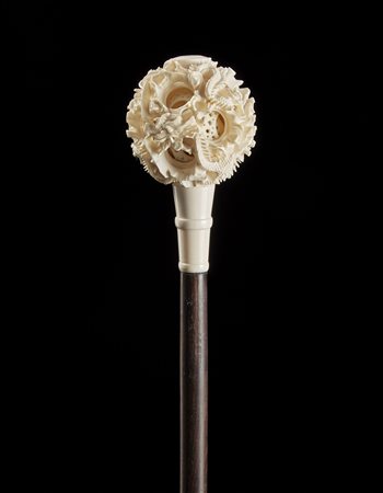 Bastone con canna in legno ebanizzato e impugnatura a sfere concentriche...