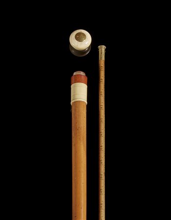 Bastone da sarto con canna in malacca e presa in avorio tornito decorata da...