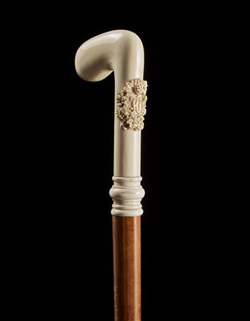 Bastone in malacca con presa sagomata in avorio scolpita con cifre entro...