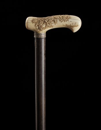 Bastone con canna in legno ebanizzato e impugnatura sagomata in avorio...