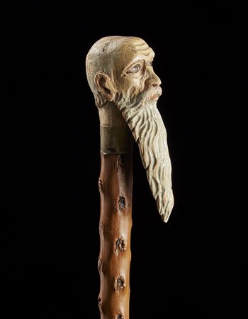 Bastone in legno con impugnatura intagliata e laccata a testa di uomo con...
